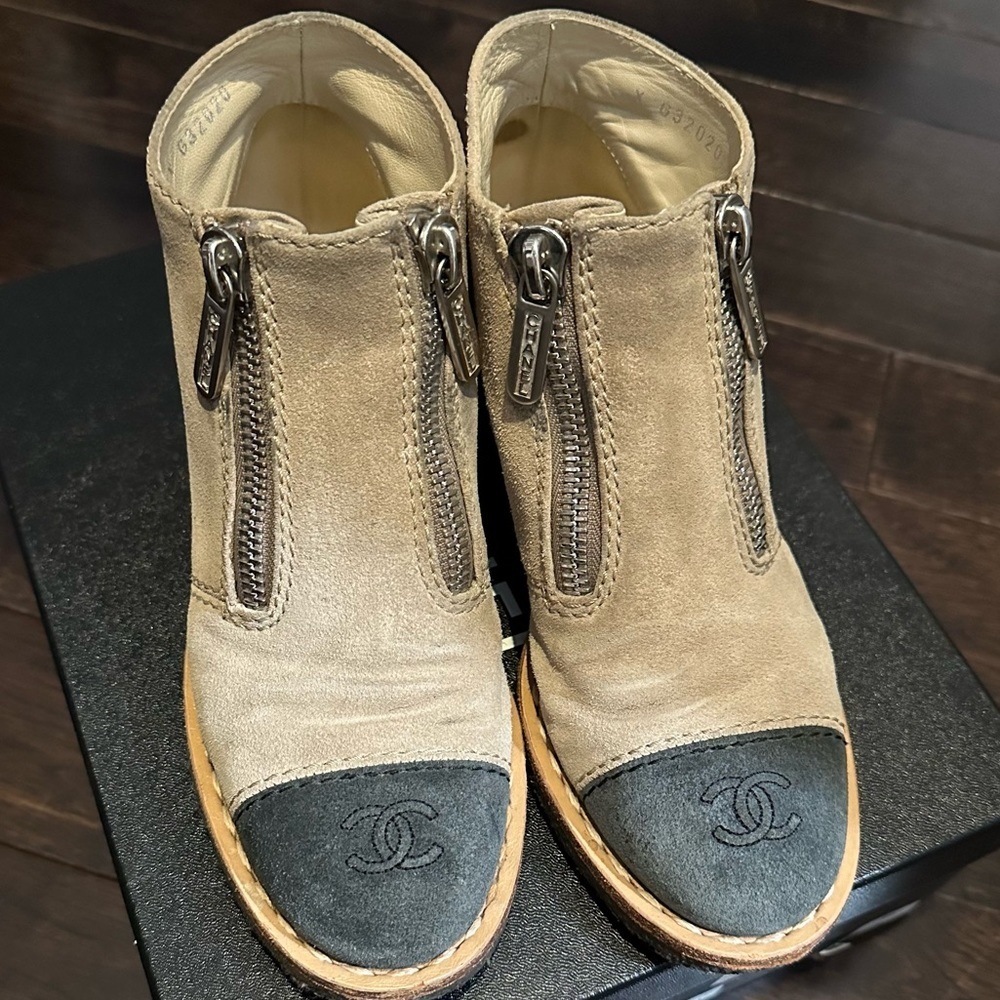 Chanel tan suede black CC logo cap top ankle booties size 39